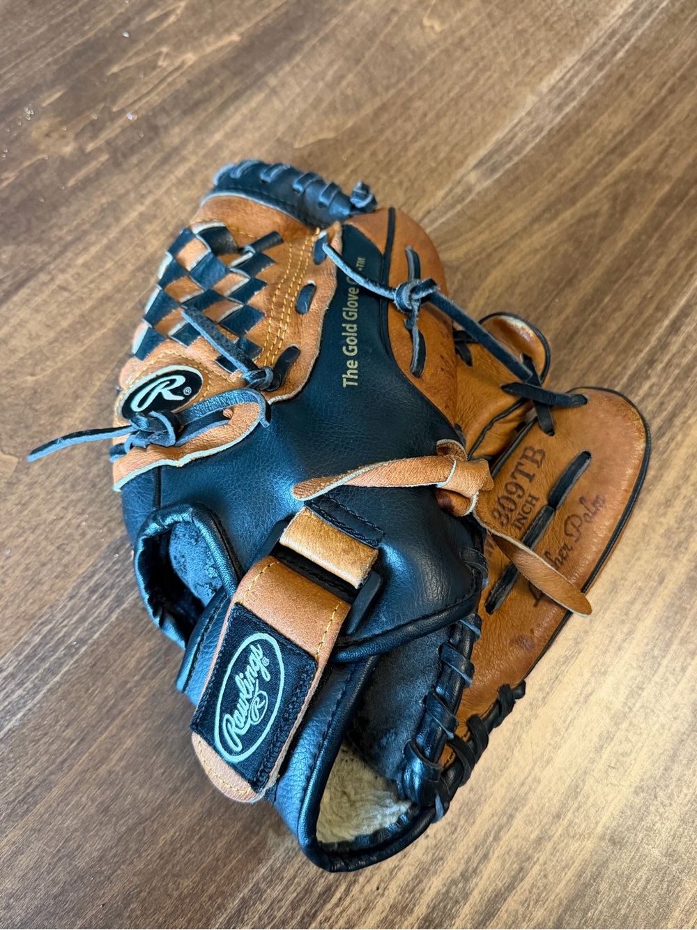 Excellent condition Rawlings PM1809TB 11 inch Baseball Glove